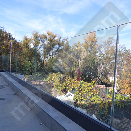 стъклен парапет с профил